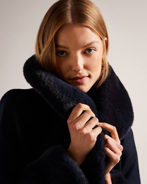 Ted Baker femmes 60VD422 vêtements manteau ceinturé loleta avec col et poignets en fausse fourrure marine