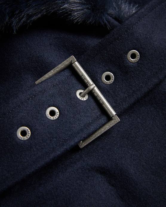 Ted Baker femmes 60VD422 vêtements manteau ceinturé loleta avec col et poignets en fausse fourrure marine